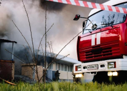 Из полыхающего частного дома в Волгодонске был спасен 58-летний мужчина