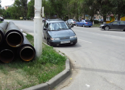 В Волгодонске «ВАЗ-2111» провалился в колодец ливневой канализации (ФОТО)