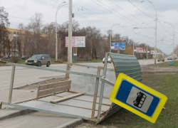 Ураганный ветер вырвал остановку на Морской в Волгодонске