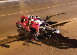 В Волгодонске пьяная молодежь на спортивном мотоцикле разбилась возле школы полиции