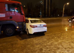 Фура протаранила такси в центре новой части Волгодонска