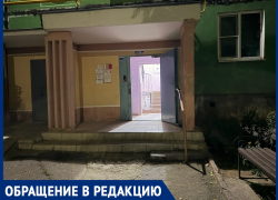 «Разлагающийся труп по дому таскали?»: странные следы на полу и жуткий запах испугали жителей МКД на Кошевого 