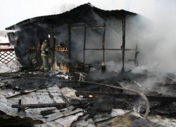 В Цимлянском районе два часа не могли потушить сарай