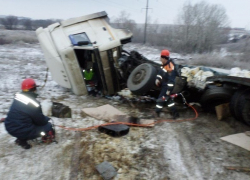 В Зимовниковском районе перевернулся грузовик с горячим битумом