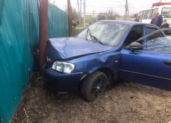 "Хендай" врезался в забор жилого дома после ДТП в Красном Яру 