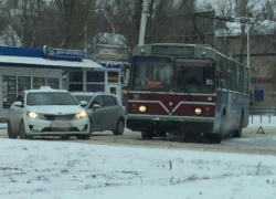 Рога обломали: Троллейбус «Тройка» сломался на круговой транспортной развязке в центре Волгодонска 