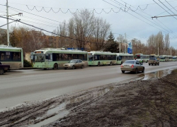 Более десятка троллейбусов стояли в очереди из-за аварии на мосту