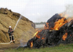 В Мартыновском районе сгорел сеновал