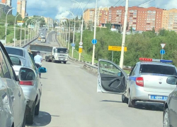 Мостостроевским грузовикам разрешили проезд по мосту через «встречку»