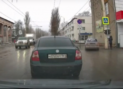 По тротуару в объезд светофора: грубое нарушение таксиста из Волгодонска попало на видео