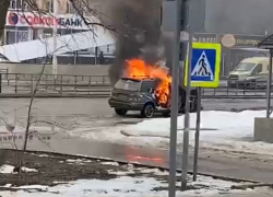 Пылающий автомобиль образовал километровую пробку на Строителей