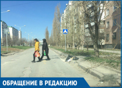 И без того "убитый" пешеходный переход завалили мусором, - волгодонец  