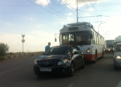 В Волгодонске на путепроводе столкнулись троллейбус и «Chevrolet», или Какой час пик без ДТП?