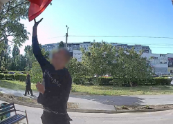 Сразу после празднования в стране Дня Победы: подростки в Волгодонске сорвали флаг СССР