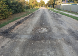 Дороги на контроле: на грунтовую дорогу в частном секторе высыпали тонкий слой щебня