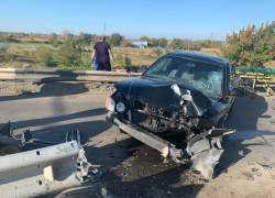 В Волгодонске «Киа» влетела в отбойник на путепроводе: есть пострадавшие