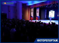 Во время показа фотографий героев, погибших на СВО, зрители в Волгодонске встали в едином порыве