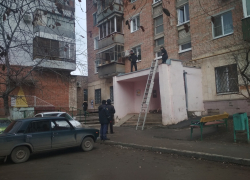 Волгодонца нашли мертвым на подъездном козырьке