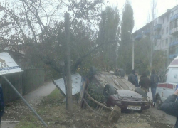 В Волгодонске на улице Горького перевернулся «Хундай»