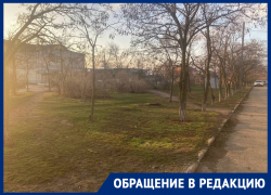 «Мы либо ноги себе переломаем или нас собьет машина»: за 17 лет к ТРЦ так и не сделали тротуара