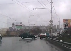 Нарушитель ПДД едва не устроил страшную аварию на путепроводе (ВИДЕО)