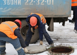 Волгодонский водоканал меняет украденные чугунные люки на пластмассовые