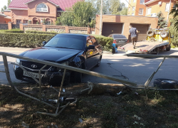 Из-за лопнувшего колеса "Лада Приора" вылетела на обочину и протаранила защитный турникет 