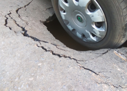 На проспекте Мира в Волгодонске под «Шкодой» провалился асфальт