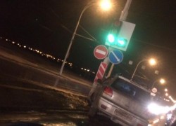 "Мицубиси" врезался в столб на мосту в Волгодонске