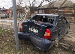 «Акцент» искорежило после столкновения с «десяткой» в старой части Волгодонска