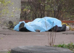 22-летнего парня нашли мертвым возле многоэтажки в центре Волгодонска