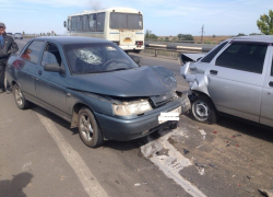 В Волгодонске тройное ДТП спровоцировало глухую пробку на мосту через судоходный канал