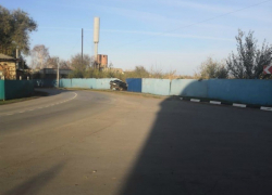 ВАЗ-21099 влетел в забор в станице Романовская Волгодонского района