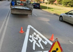 Чтобы детей видно было: дорожники нанесли дублирующие знаки по направлению к «зебрам»