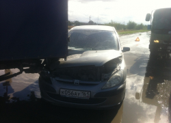В Волгодонске «Пежо» на большой скорости влетел под «Газель»