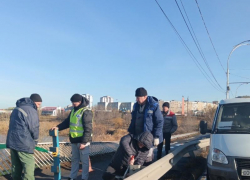 Упавшее ограждение пешеходной дорожки на мосту оперативно восстановили