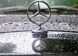 В Волгодонске старенький «Мерседес» вспыхнул от короткого замыкания и едва не выгорел полностью