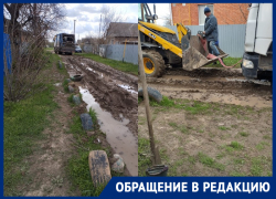 «За неделю застрял второй мусоровоз»: из-за разбитой дороги на одной из улиц станицы Романовской регулярно застревают автомобили 