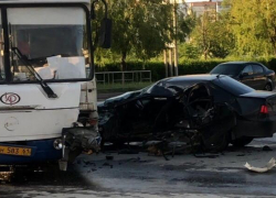 "Дэу Нексиа" разворотило после столкновения с автобусом в Волгодонске 