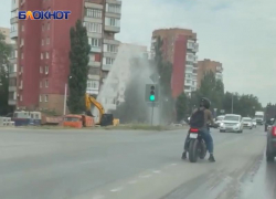Огромный коммунальный фонтан забил на улице Степной в Волгодонске 