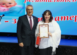 Депутат Законодательного Собрания по 13 одномандатному округу Виктор Халын поздравил участниц форума «Дон – земля материнства»