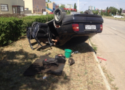 В Волгодонске перевернулся автомобиль - ДТП произошло на проспекте Курчатова у магазина «Бэлла»