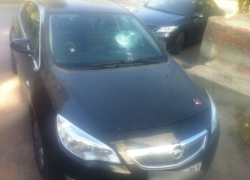 В Волгодонске «Опелю» разбили лобовое стекло пивной бутылкой
