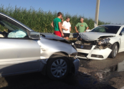 На въезде в станицу Романовскую лоб в лоб столкнулись две иномарки
