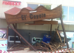 Ночью в Волгодонске пьяный водитель снес веранду бара «Эль-Койот»