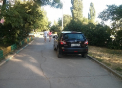 Машины ездят по тротуарам и «угрожают» кого-нибудь сбить — письмо в редакцию прислал   Иван