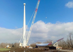 В Зимовниках установили первую 100-метровую башню ветроэлектростанции