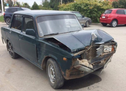 В Волгодонске водитель ВАЗа «влетел» на парковку и врезался в прицеп «Нивы»