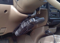 По городу пьяный водитель с пистолетом... разъезжал