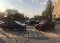 Два автомобилиста не разъехались на перекрестке возле сквера «Дружба»